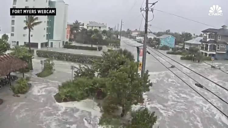 タイムラプスは、フロリダ州フォートマイヤーズのハリケーン イアンによる壊滅的な高潮を示しています