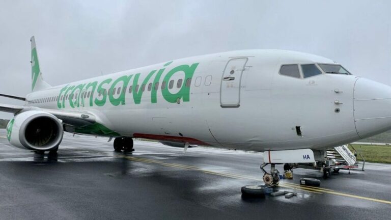 A Transavia Boeing 737-800 misses landing at Nantes following a burst tyre