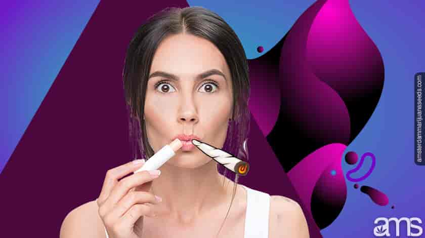 mujer fumando un porro y poniéndose lápiz labial