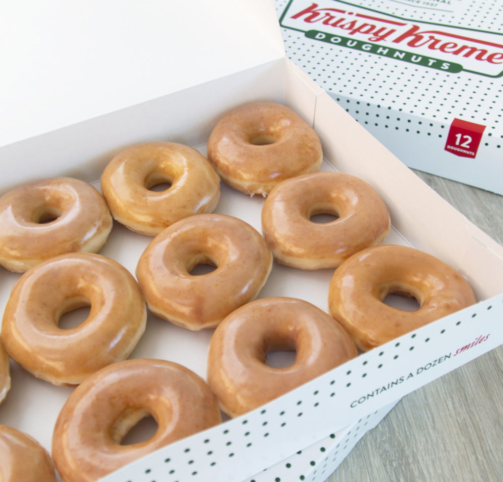 Schachtel mit Krispy Kreme glasierten Donuts