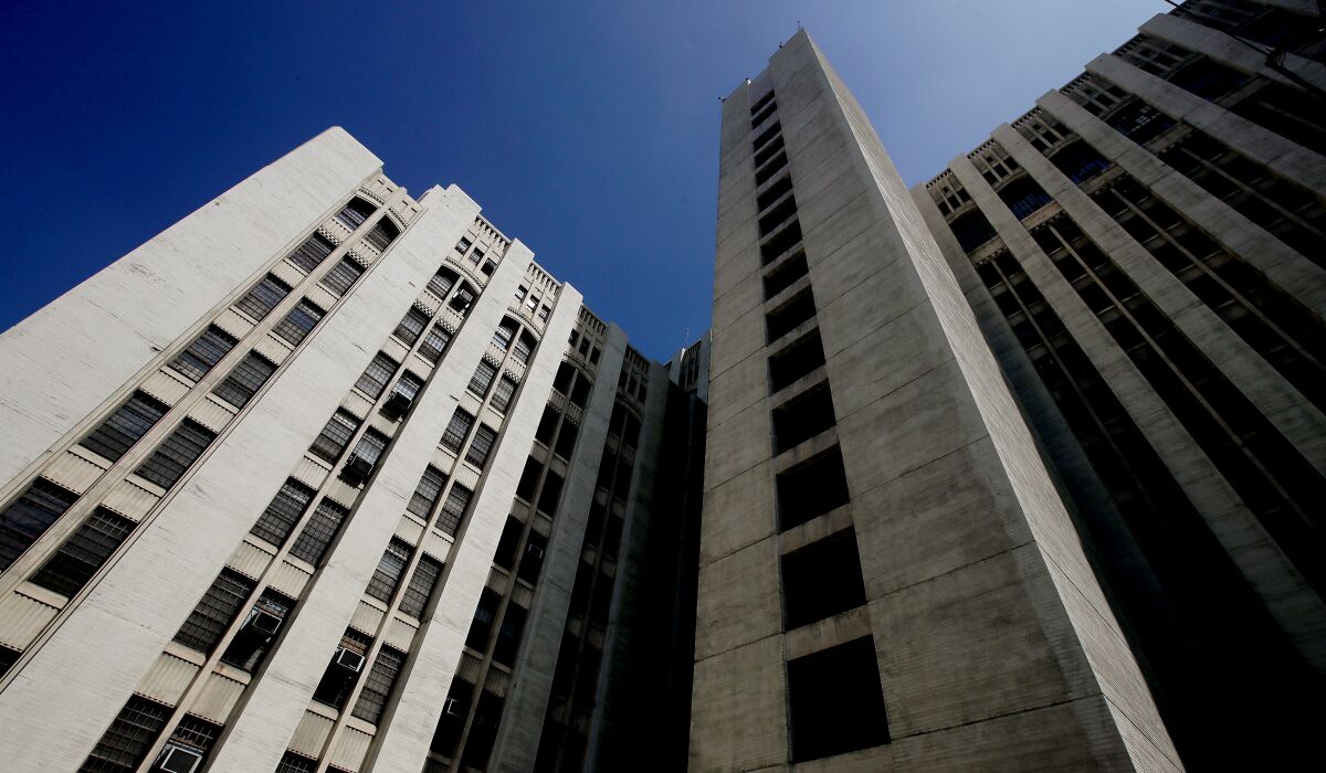 Ngoại thất của Bệnh viện Đa khoa Quận Los Angeles, một tòa nhà Art Deco mang tính biểu tượng ở Boyle Heights