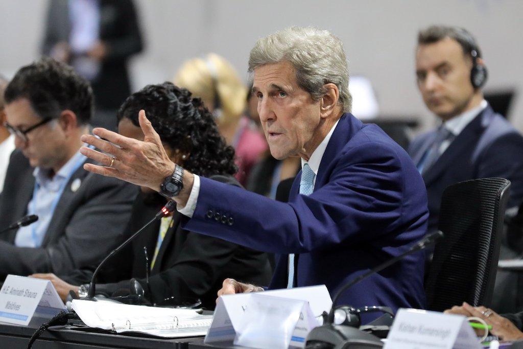 John Kerry, speciale presidentiële gezant van de VS voor klimaat tijdens ministeriële dialoog op hoog niveau over de nieuwe collectieve gekwantificeerde doelstelling inzake klimaatfinanciering op COP27
