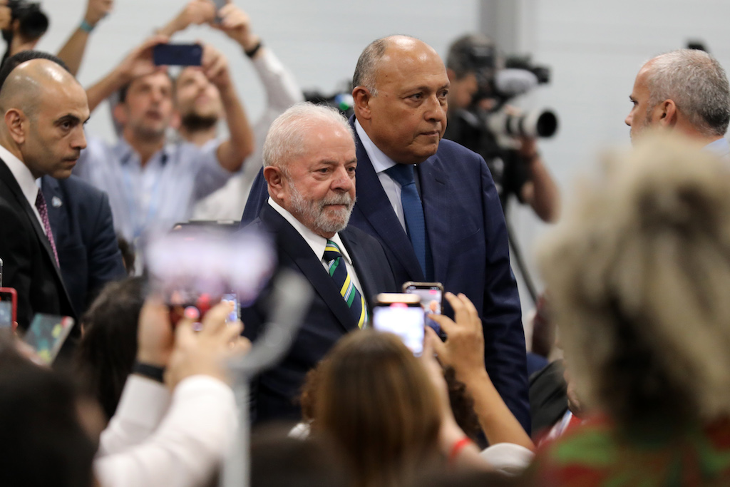 Luiz Inacio Lula da Silva, verkozen president van Brazilië, met COP27-president Sameh Shoukry