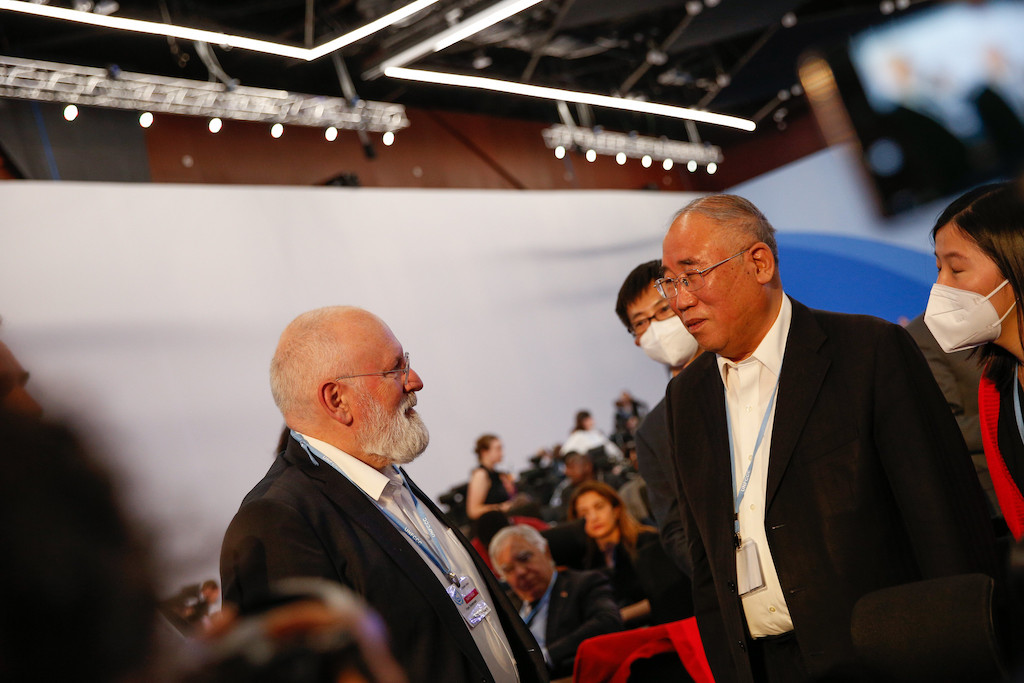 Frans Timmermans y Xie Zhenhua en el plenario de clausura de la COP27