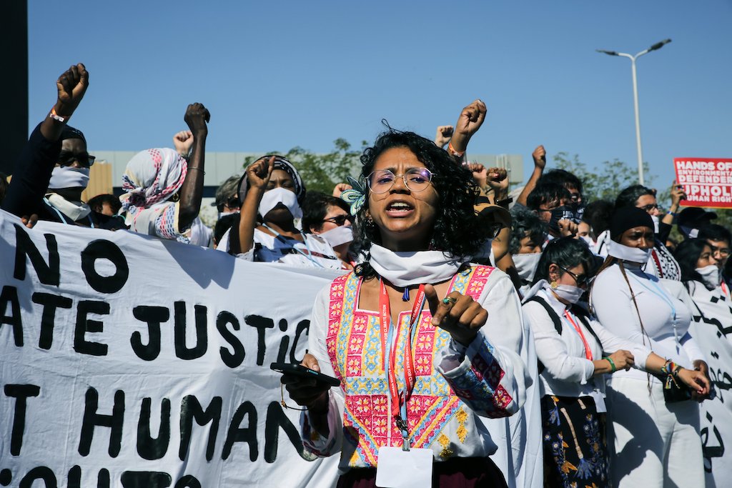 人権と女性の環境擁護者の行動を求める COP27 での抗議者