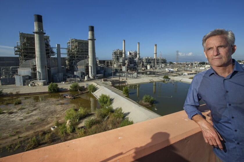 Redondo Beach Burgemeester Bill Brand heeft jarenlang gevochten om de gasgestookte AES-elektriciteitscentrale in zijn stad te sluiten.