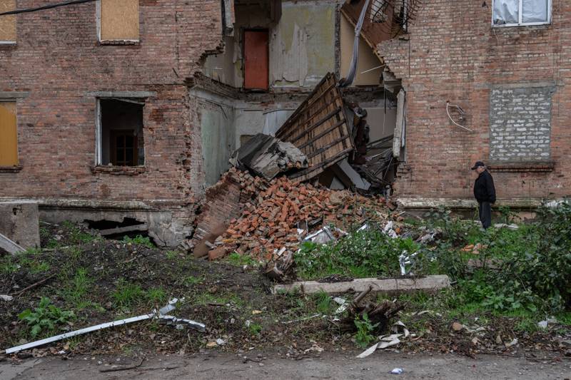Een man kijkt naar een gebouw dat op 21 oktober 2022 is getroffen door een Russische raketaanval in Bakhmut, in de oblast Donetsk, Oekraïne.