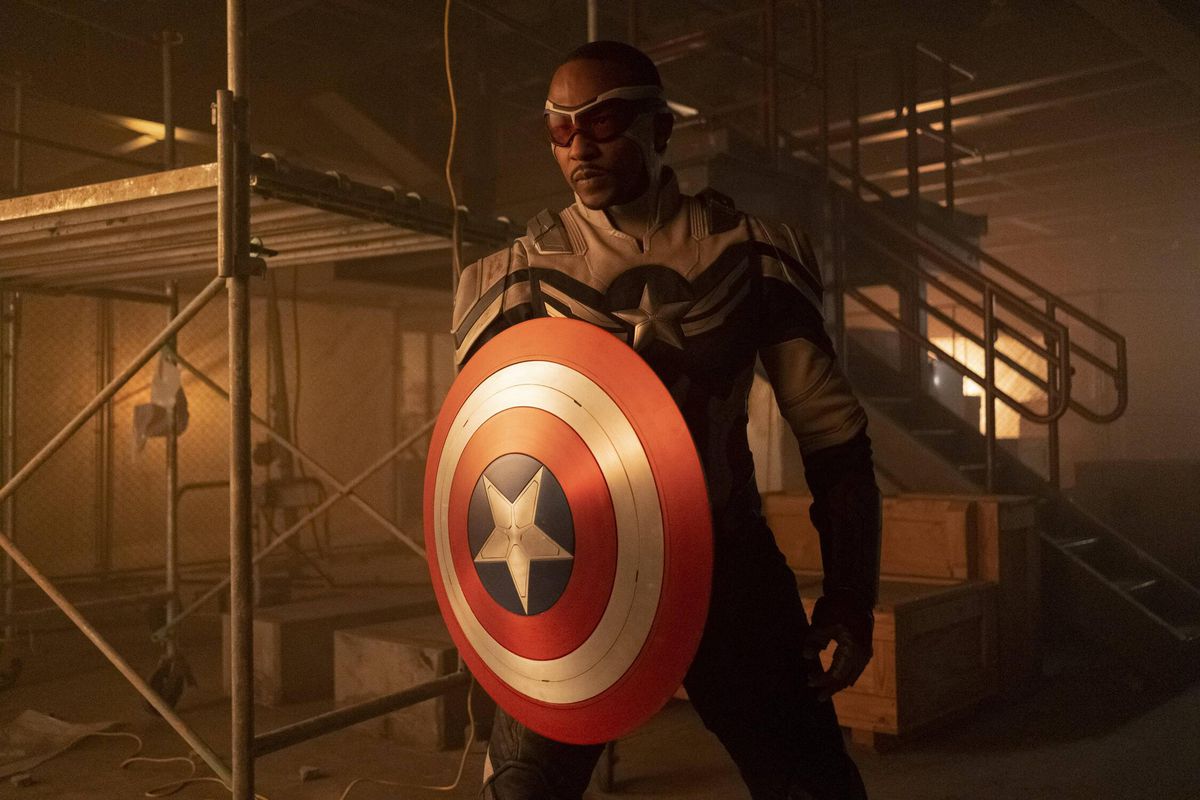 Anthony Mackie trong bộ đồ Captain America mới trong Falcon and the Winter Soldier