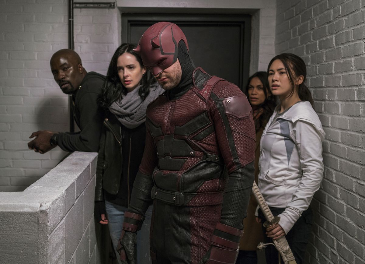 Luke Cage, jessica Jones, Daredevil và Colleen Wing đứng ở hành lang trong The Defenders
