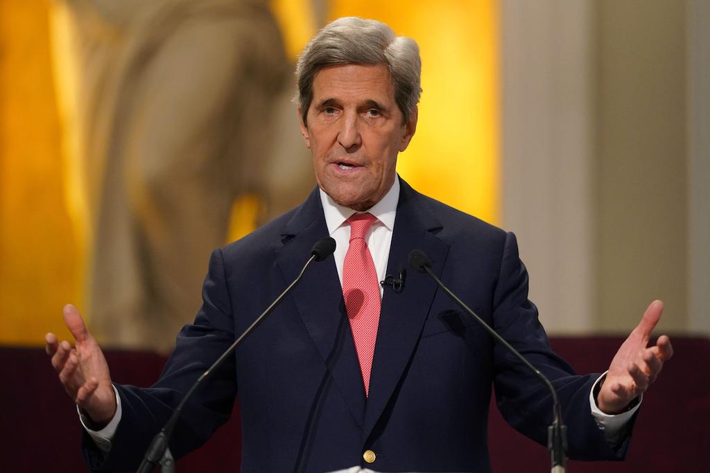 John Kerry, Enviado Presidencial Especial de EE. UU. para el Clima, habla durante la Cumbre Net Zero Delivery en Mansion House, Londres, el 11 de mayo de 2022.