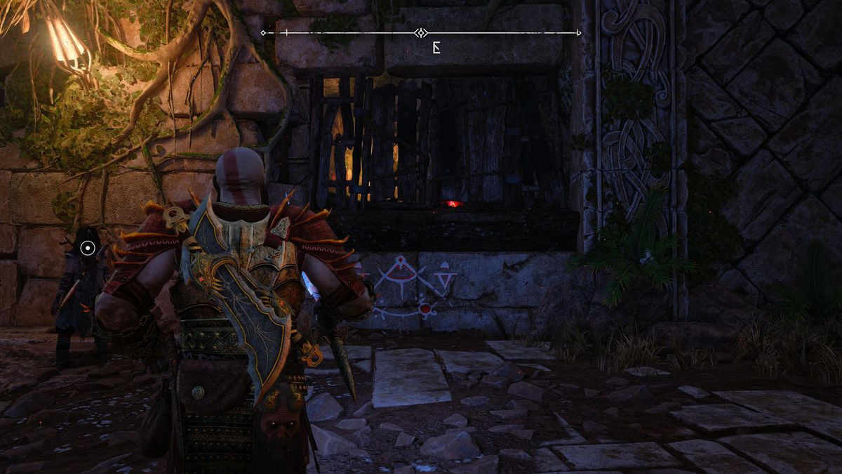 Kratos staart naar een houten barrière in het Jungle-gebied van Vanaheim in God of War Ragnarok.