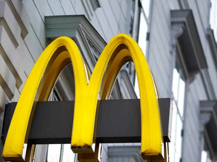 McDonalds'ın logosu, 1 Ekim 2016, Viyana, Avusturya'daki Viyana'daki bir mağazanın dışında görülüyor. REUTERS/Leonhard Foeger
