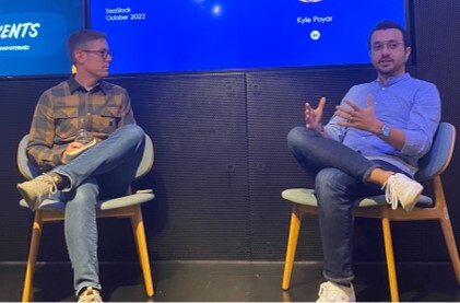 Soldan sağa: OpenView'dan Kyle Poyar, Dublin 2022'deki SaaStock'ta Hotjar CEO'su Mohannad Ali ile Hotjar'ın bir PLG şirketi olarak başarısı hakkında konuşuyor.