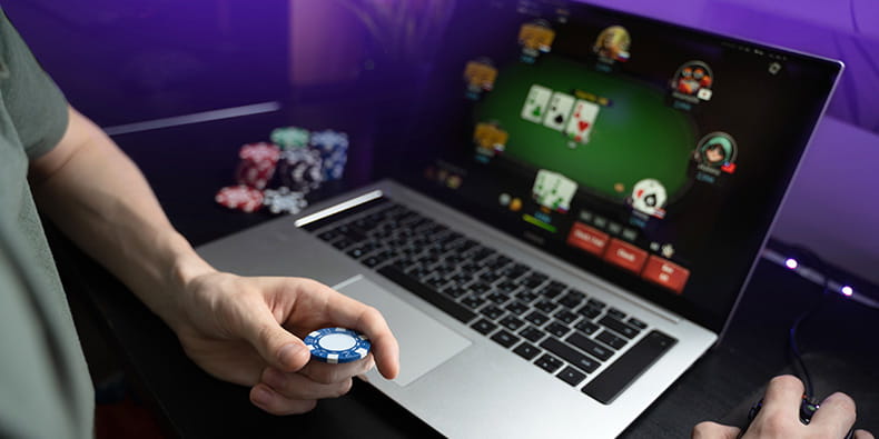 Man online gokken op zijn draagbare computer