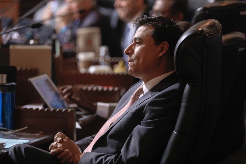 11년 2018월 XNUMX일 로스앤젤레스 시의원 Jose Huizar가 시청의 의회 회의실에서.
