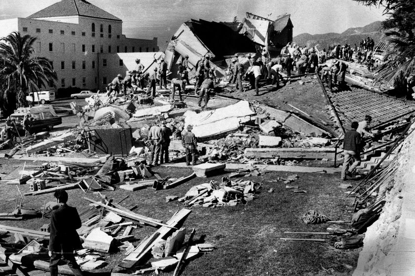 ME.Quake71.#1.1-22-m2.7.$.Copia de una foto de archivo de 1971 de un enjambre de trabajadores sobre las ruinas de Vet. Hospital en Sylmar, quitando azulejos y escombros en busca de víctimas atrapadas. LAT (retirado) Bruce Cox