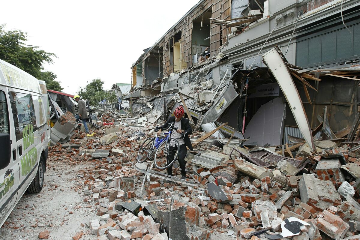 Muros de ladrillo se derrumban en una calle de Christchurch, Nueva Zelanda, durante un terremoto en 2011.
