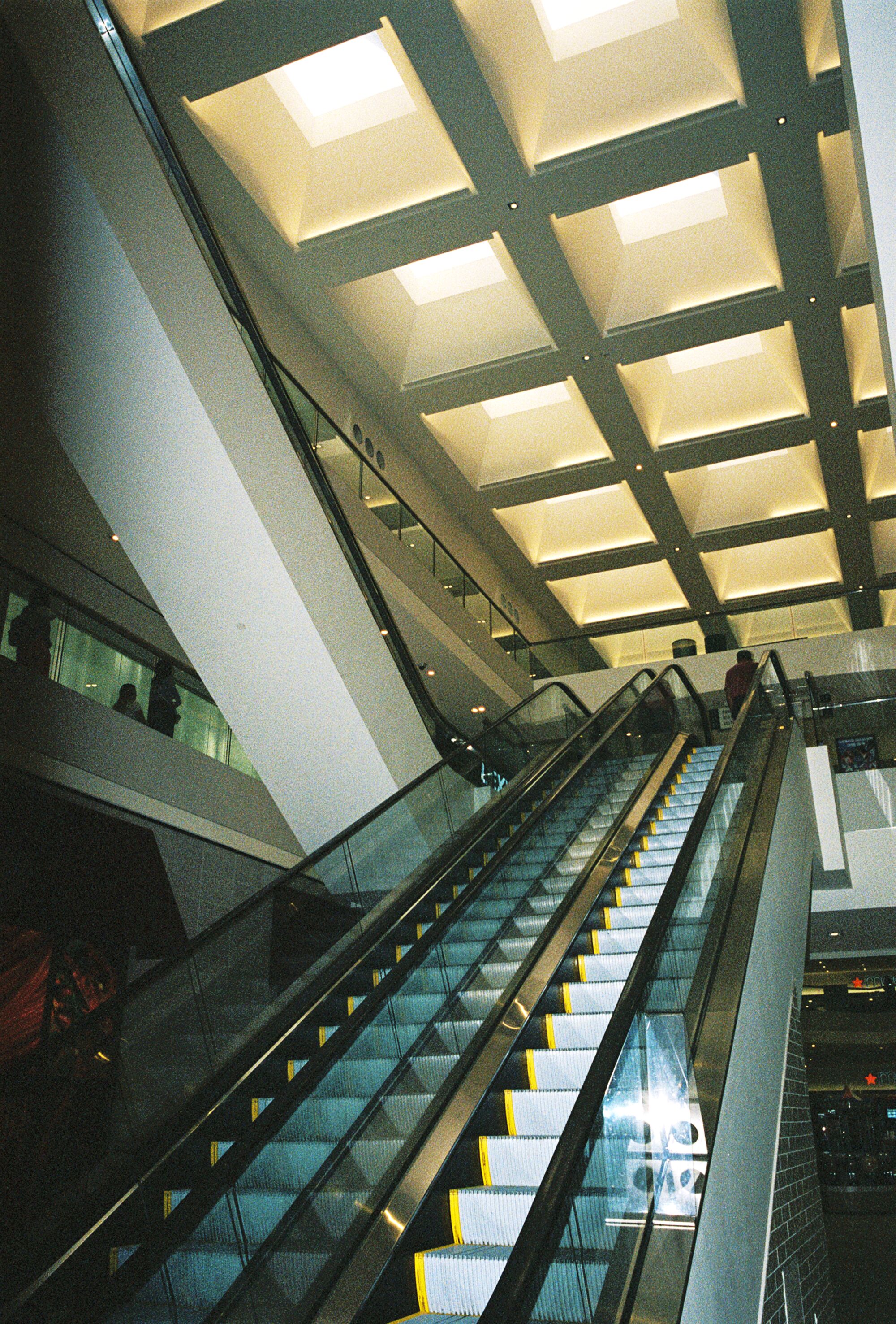 escaleras mecánicas en un centro comercial