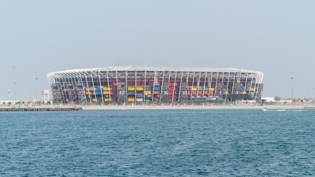 Estadio 947, construido con contenedores de transporte, visto desde el mar