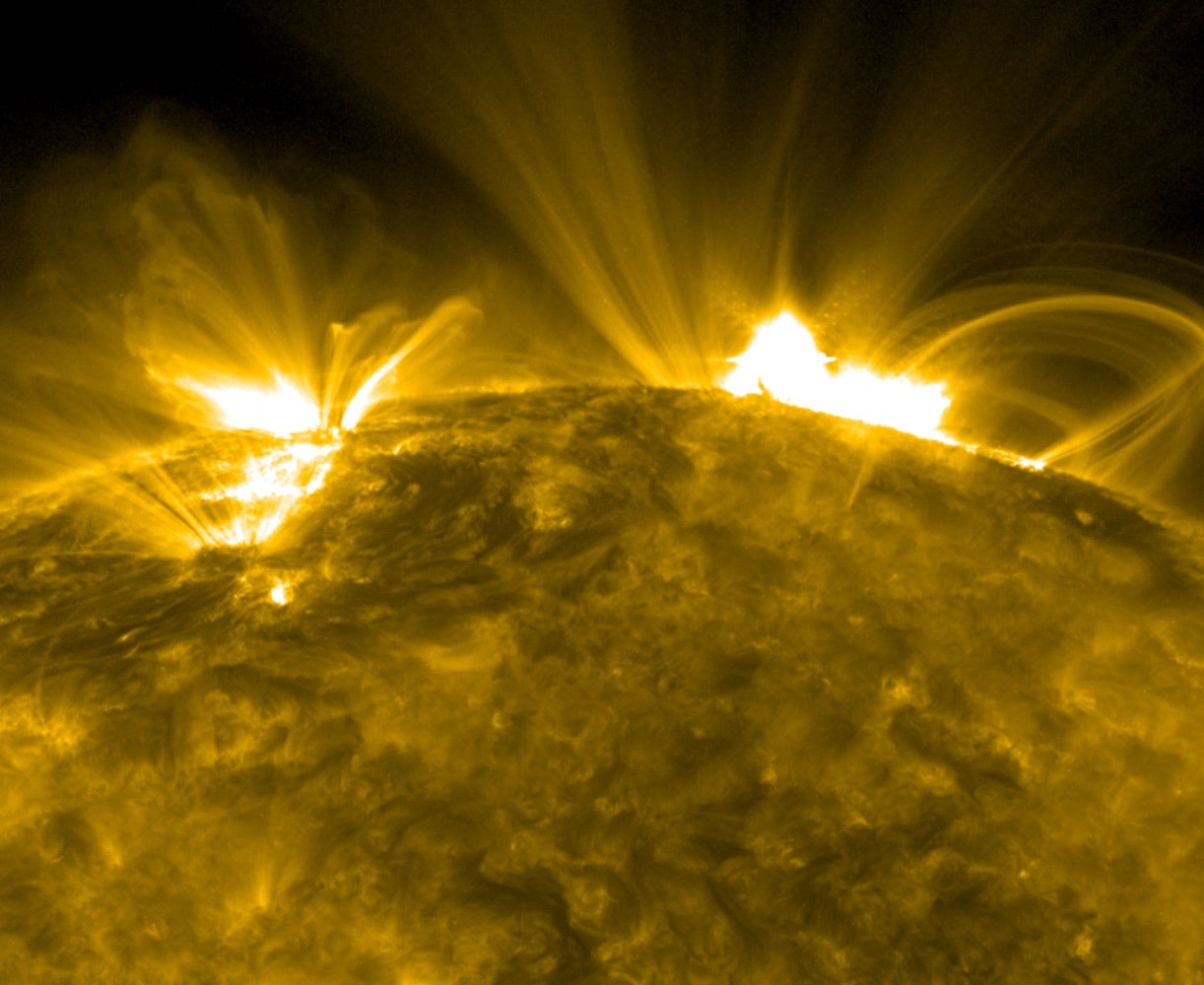 Een foto van zonnevlammen afkomstig van de zon.