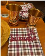 Sigla BUKHARA pe masa din interiorul restaurantului