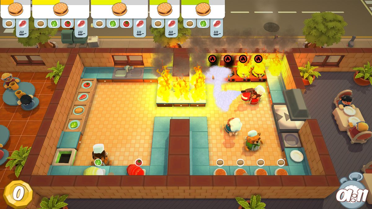 En Overcooked, cuatro personajes trabajan juntos para hacer hamburguesas. Mientras tanto, todas las estufas están en llamas.