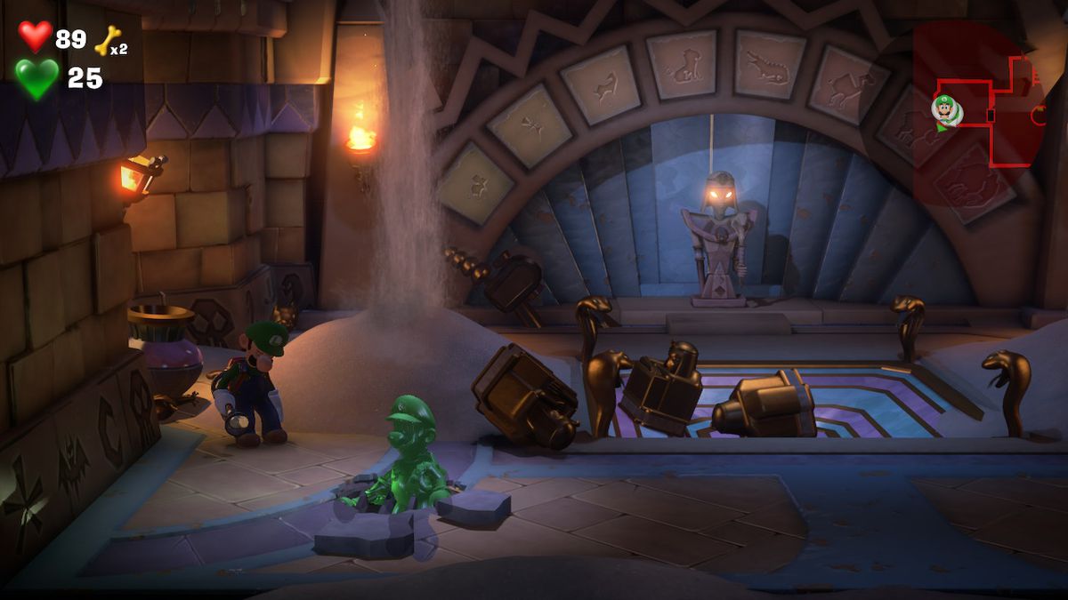 Luigi espera mientras Gooigi entra en una rejilla de alcantarillado en una habitación egipcia en Luigi's Mansion 3