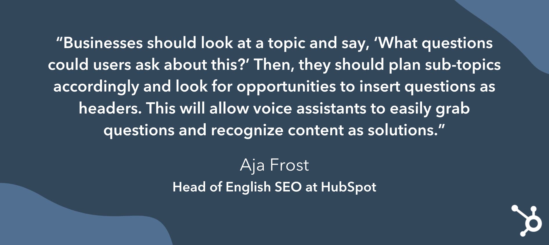 Cita de Aja Frost que dice que las empresas deben predecir qué preguntas harán las audiencias de búsqueda sobre temas de su industria