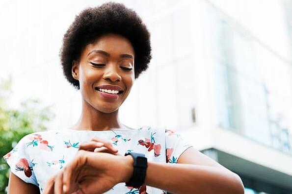 Een vrouw kijkt op haar horloge om er zeker van te zijn dat ze productief is.