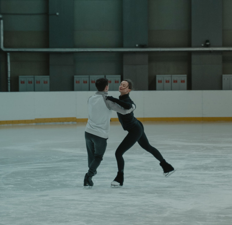 Hombre y mujer bailando en la pista de hielo con zapatos de patinaje sobre hielo