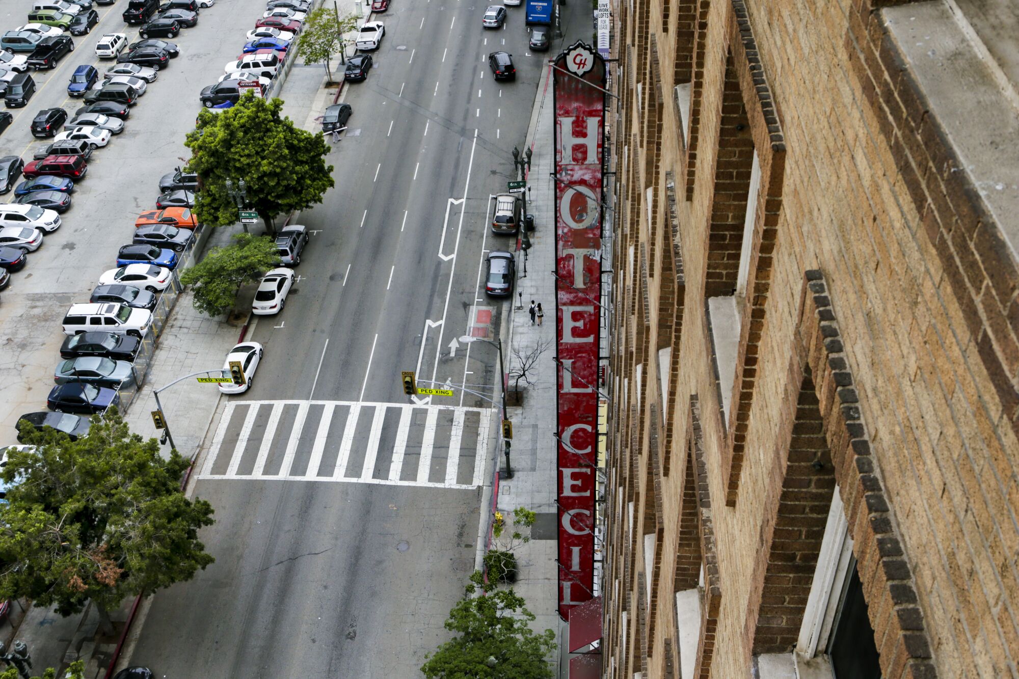 Una vista del Cecil Hotel en el centro de Los Ángeles.