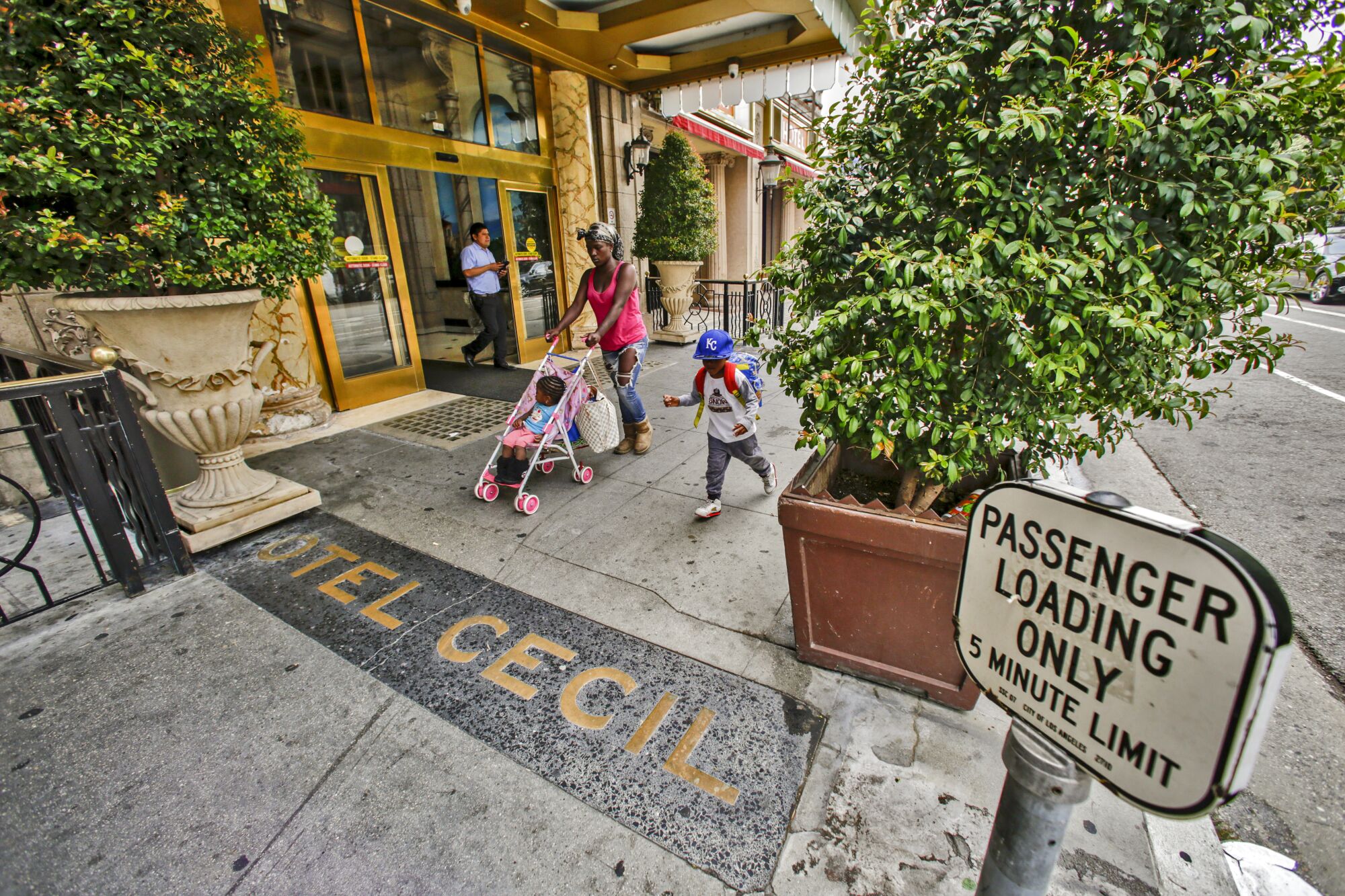 Mensen lopen langs het Cecil Hotel in het centrum van Los Angeles.