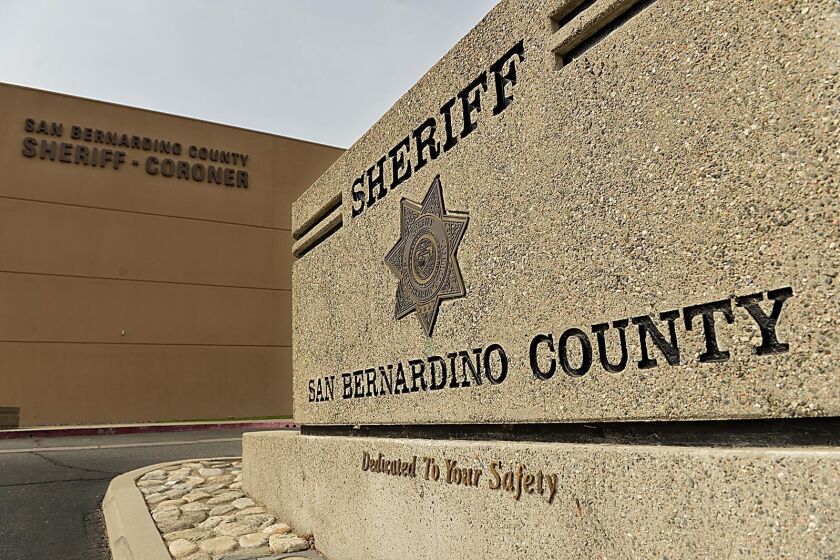 Der Sheriff von San Bernardino County, John McMahon, sagte, 10 Abgeordnete seien in bezahlten Verwaltungsurlaub versetzt worden, nachdem ein Fernsehnachrichtenvideo gezeigt hatte, wie ein Verdächtiger geschlagen und getreten wurde.