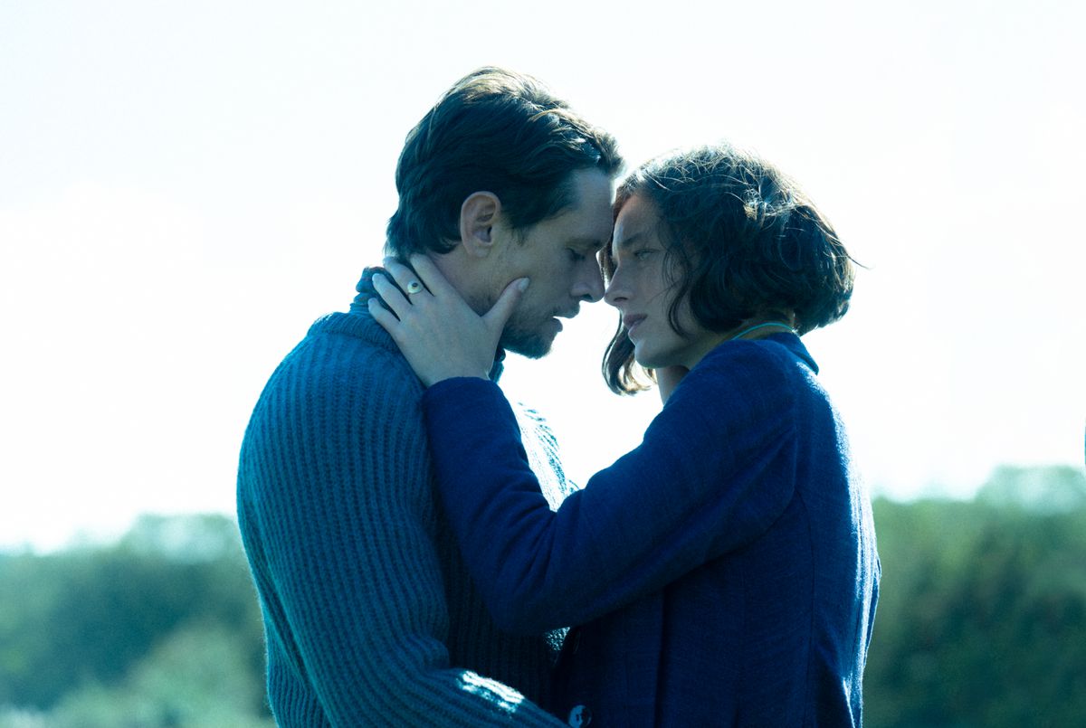 Un hombre (Oliver O'Connell) y una mujer (Emma Corrin) abrazados.