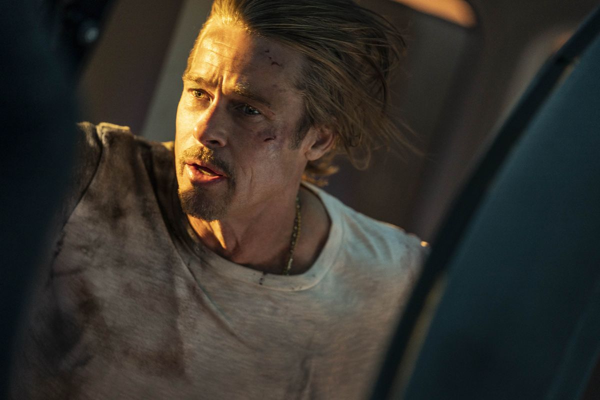 Bọ rùa (Brad Pitt) nhìn ra cửa tàu trong Bullet Train