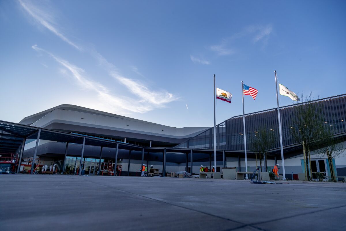 Een foto van de buitenkant van een arena