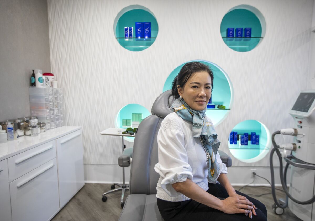 Vivien Chen, quản lý của Eve Aesthetics hôm thứ Tư, tại một trong các phòng của cửa hàng.
