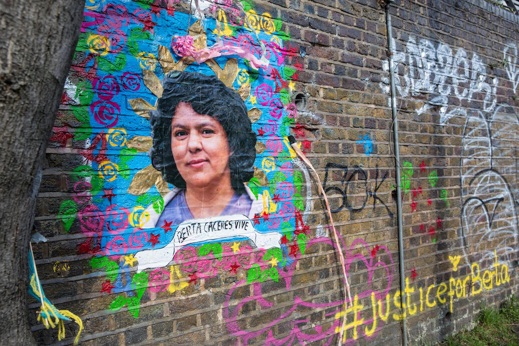 2016 年、ロンドンのカムデン ロックで殺害されたホンジュラスの環境および先住民族の権利運動家、ベルタ カセレスの記念碑。