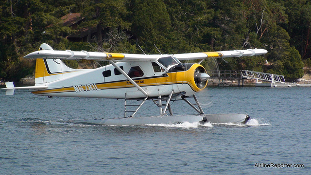 Mooi Kenmore Air de Havilland Canada Beaver watervliegtuig (N6781L) komt me ophalen bij Friday Harbor