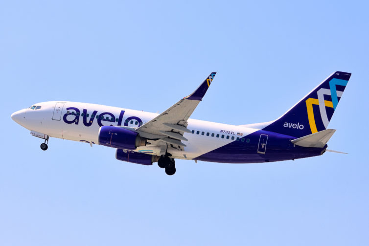 N702VL, een voormalige Southwest 737-700 vertrekt in september 2021 van BUR.