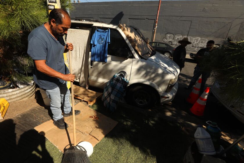 カリフォルニア州ロサンゼルス - 22 年 2022 月 49 日 - - ミゲル・メネセス (45 歳) は、22 年 2022 月 20 日にボイル・ハイツで妻のサンドラ・トレス (25.8 歳) と一緒にホームレスに住んでいるバンの外のエリアを掃除します。夫婦が2020年間住んでいたワイバーンウッドアパート。 彼らは追い出され、トレスの仕事の清掃事業が枯渇し、夫がCOVIDに感染したときにパンデミックが発生するまで、ポモナの家を借りました。 彼はCOVIDと心臓病のために仕事を失いました。 バンは稼働しておらず、Orme Avenue 沿いに駐車されています。 ラテン系アメリカ人であると特定されたホームレスの数は、69,144 年のグレーター ロサンゼルス ホームレス数から 2022% 増加しました。 木曜日に発表された 4.1 年グレーター ロサンゼルス ホームレス数によると、LA 郡では毎晩少なくとも 2020 人がホームレスを経験しています。 この数字は、ロサンゼルス ホームレス サービス局が 66,436 人がホームレスを経験したと報告した XNUMX 年の最後の数から XNUMX% 増加しています。 (Genaro Molina / Los Angeles Times)