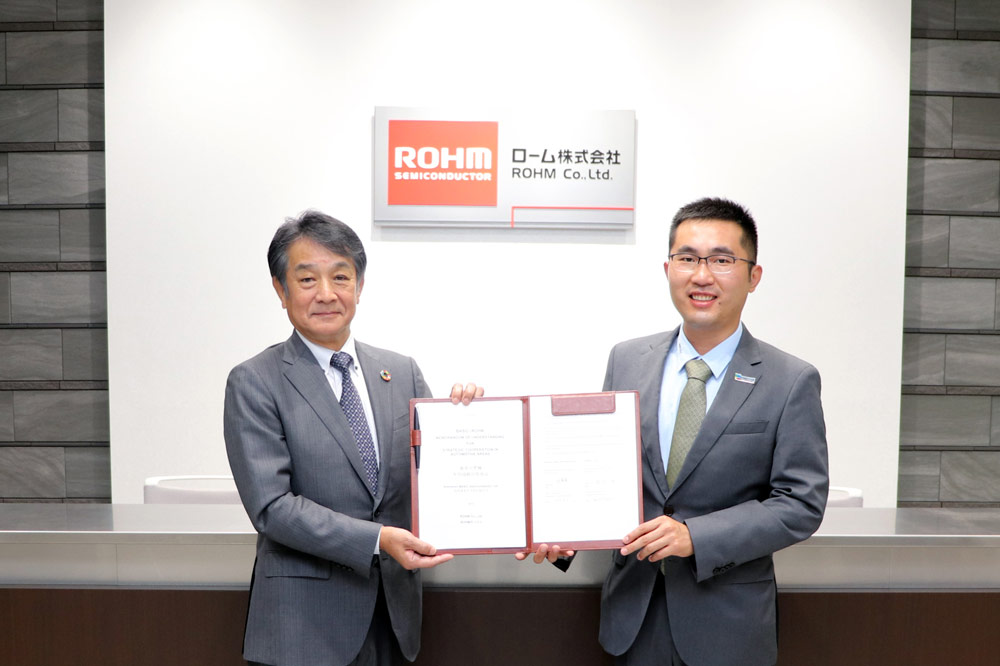 BASiC's algemeen directeur Weiwei He (rechts) en ROHM's president & CEO Isao Matsumoto (links) bij de ondertekeningsceremonie.