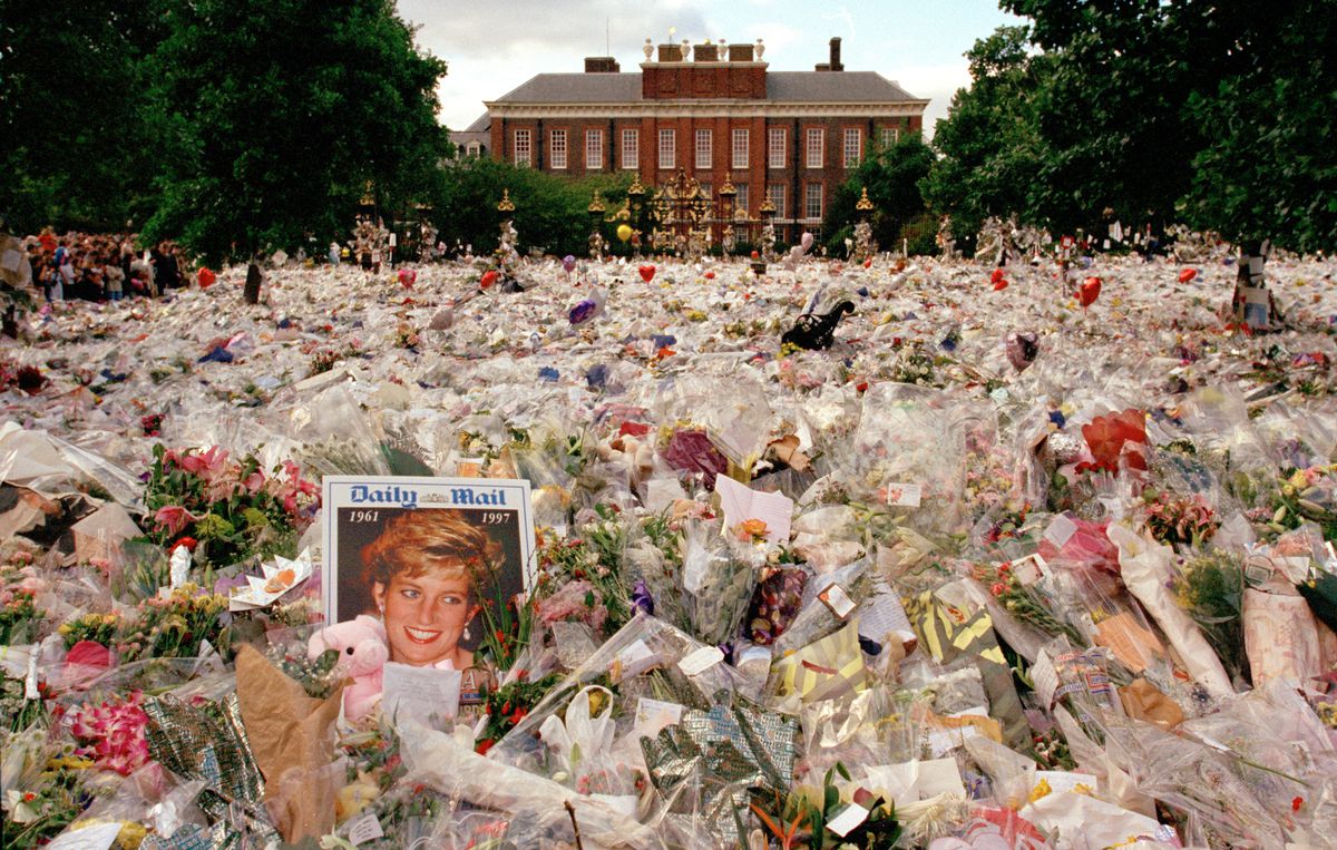 Bloemen buiten Kensington Palace na de dood van Diana, prinses van Wales