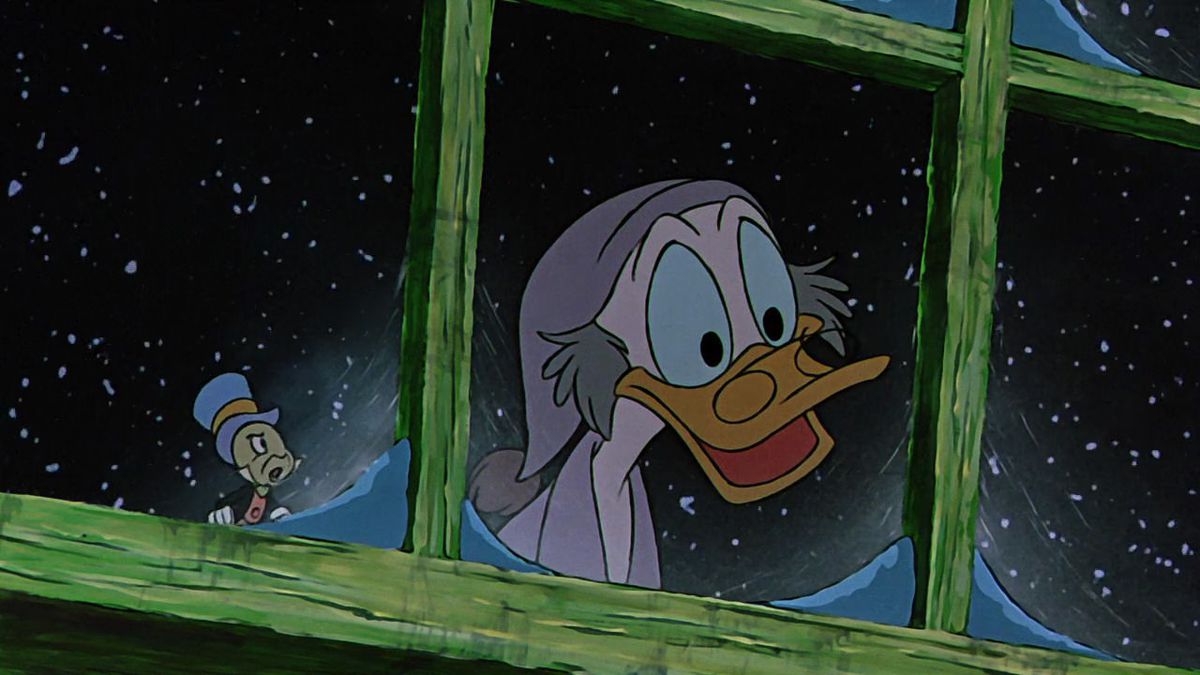 Dagobert Duck verkleed als Ebenezer Dagobert tuurt door een ijzig raam met Jiminy Cricket in Mickey's Christmas Carol.