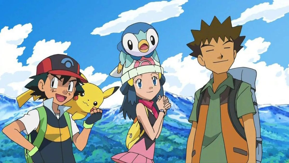 Drie anime-personages, een jongen met zwart haar en een pet (Ash) met een geel wezen (Pikachu) op zijn schouder, een meisje met blauw haar (Dawn) en een roze-witte pet met een blauw-wit wezen op haar hoofd ( Piplup) en een stekelige bruinharige jongen met een oranje en groene jas en rugzak staan ​​voor een bergketen.