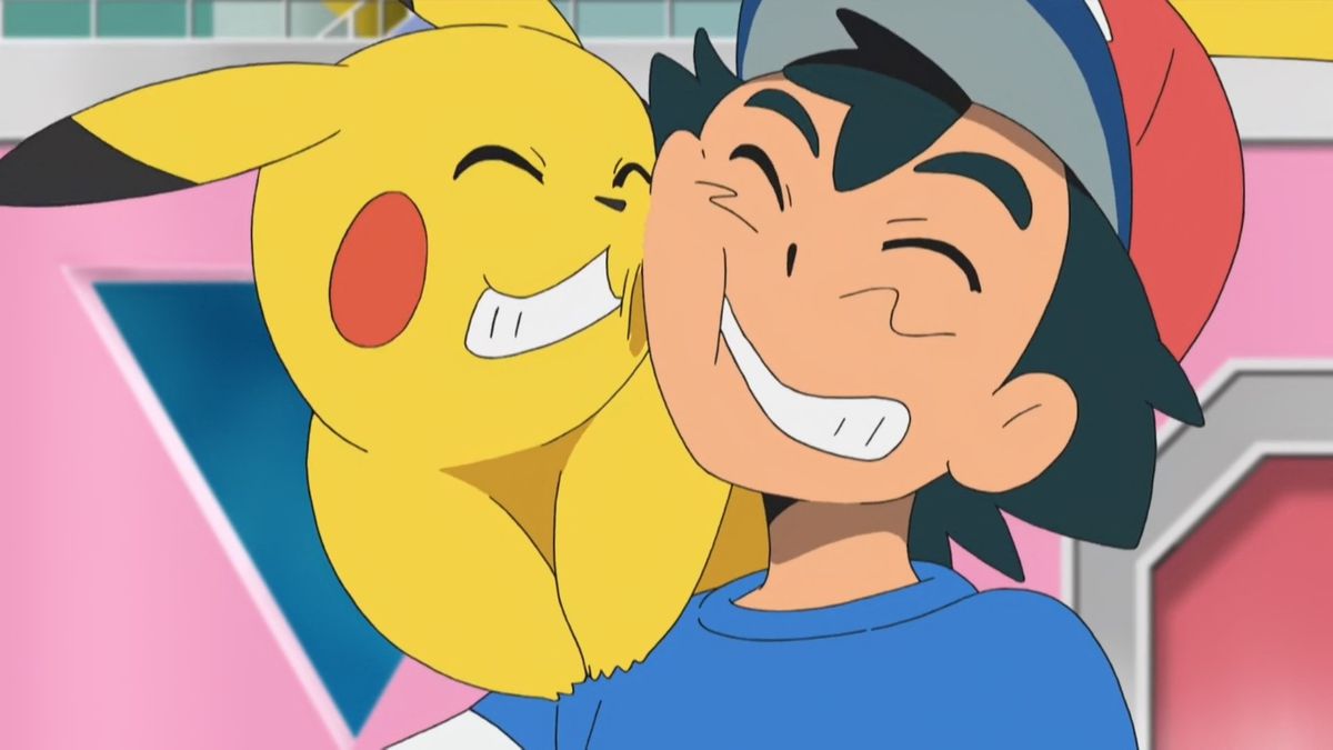 Een lachende anime jongen met zwart haar en een rode pet (Ash) wrijft met zijn gezicht tegen een geel lachend wezen (Pikachu) op zijn schouder.