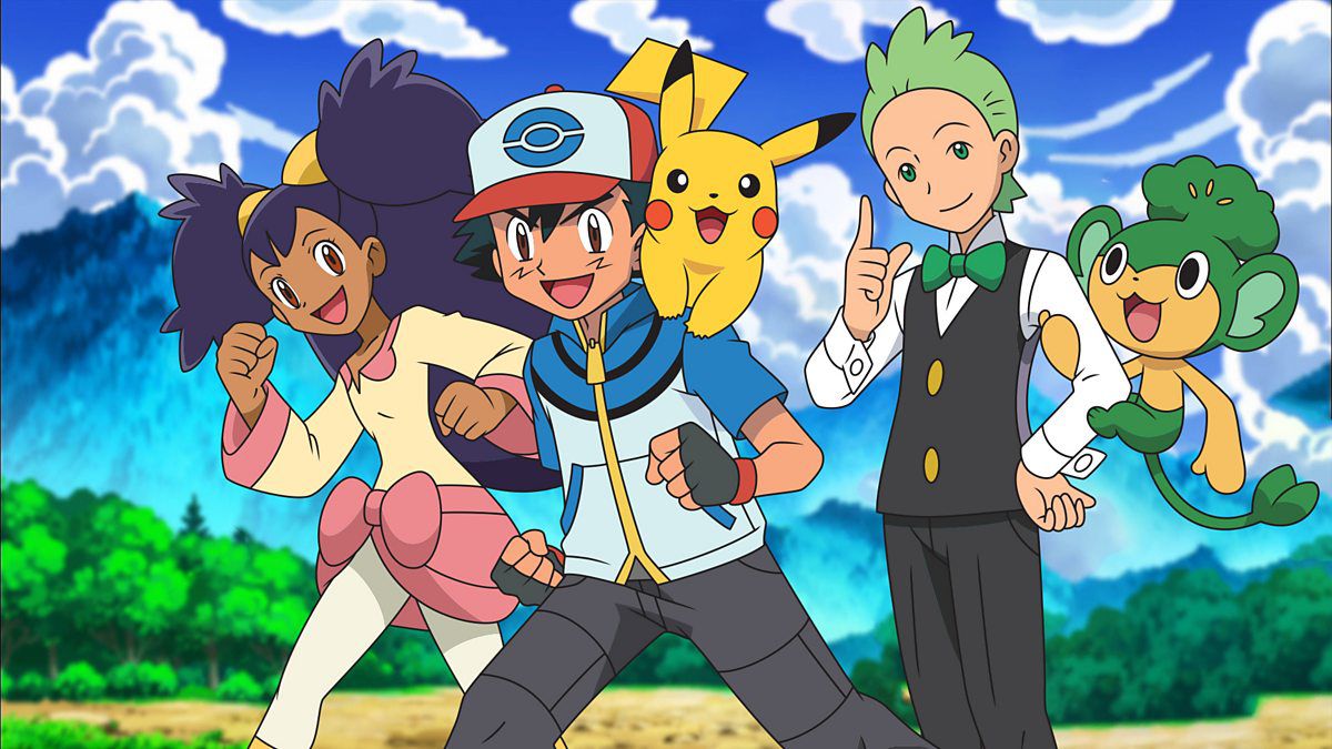 Een anime-meisje met paars haar (Iris), een anime-jongen met zwart haar (Ash) met een geel wezen op zijn schouder (Pikachu) en een anime-jongen met groen haar (Cilan) met een geelbruin en groen wezen (Pansage) hangend sta op zijn arm voor een veld met bomen en bergen.