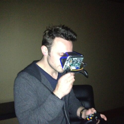 Oculus VR CEO Brendan Iribe kijkt naar een Rift-prototype in 2012.
