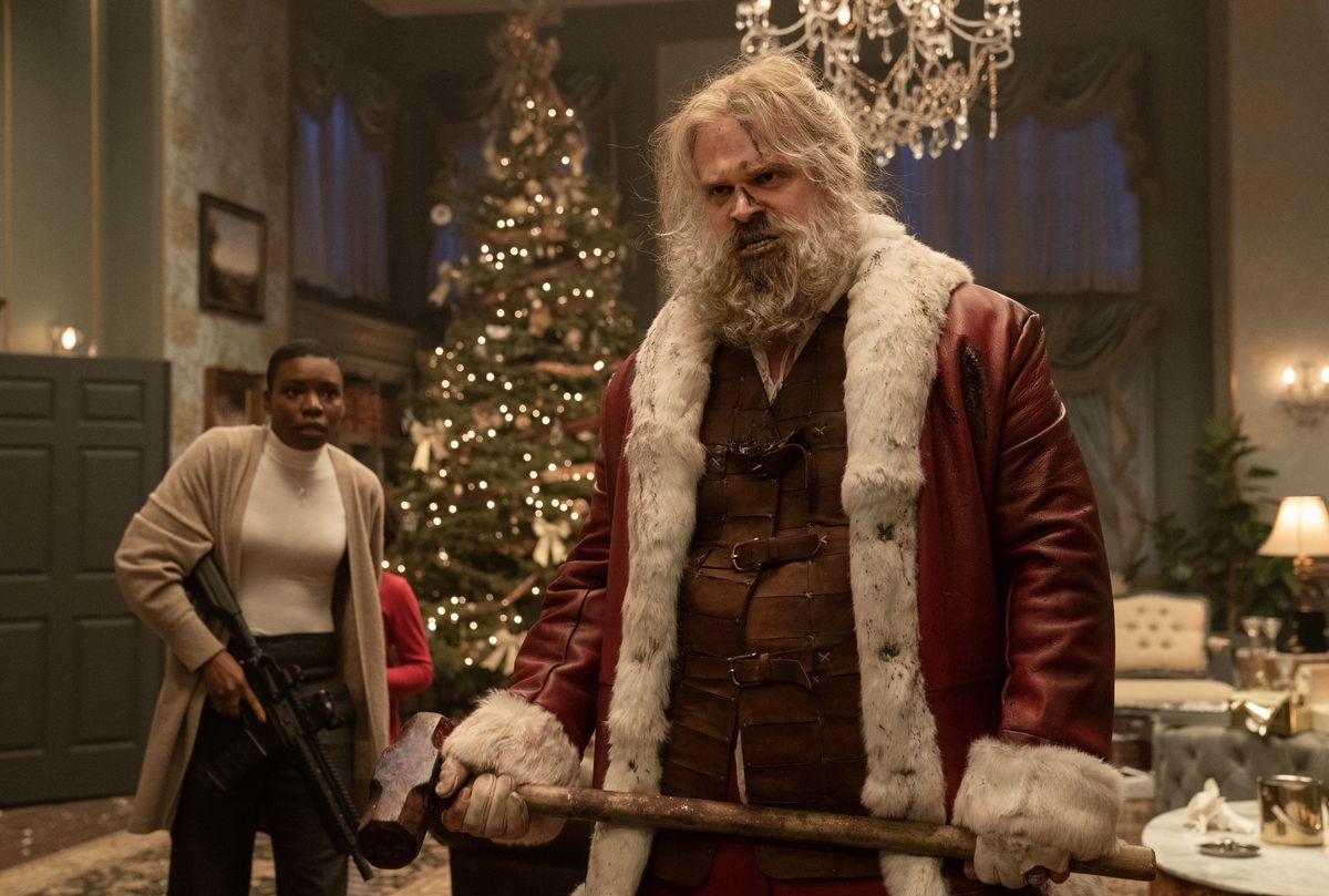 Violent Night'ta burnu kanayan Noel Baba (David Harbour), ekran dışında bir şeye ters ters bakıyor.