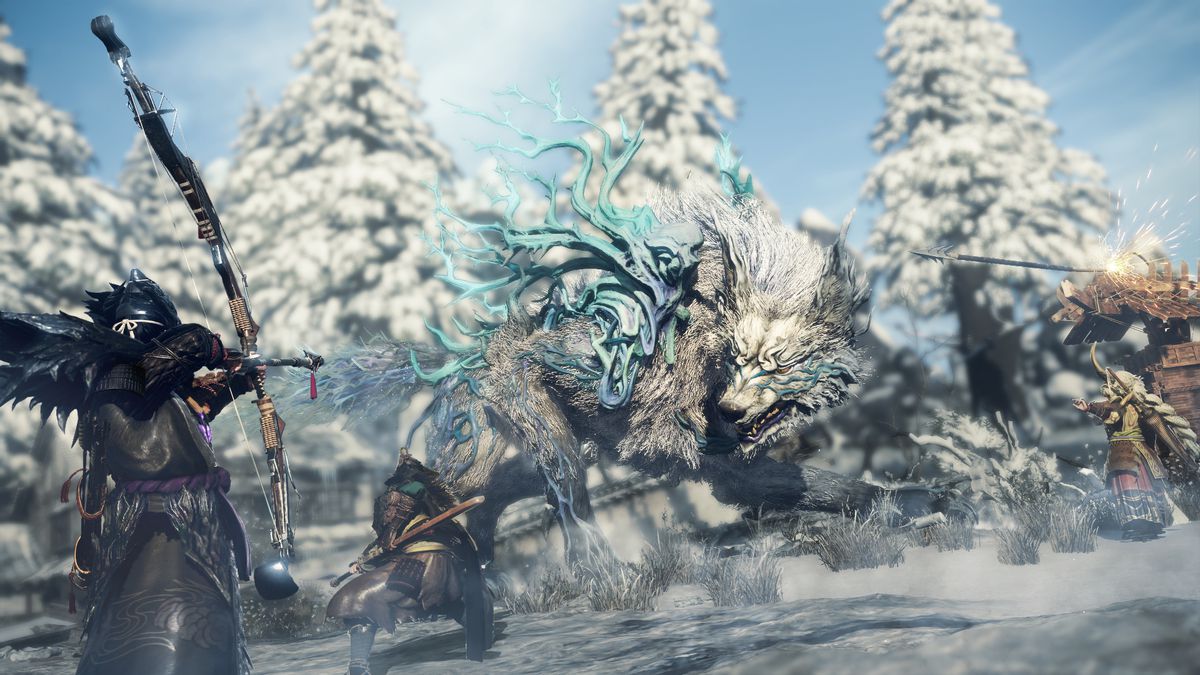 Een gigantische met ijs en sneeuw doordrenkte witte wolf gromt naar een drietal aanvallende jagers in een bevroren bos in Wild Hearts